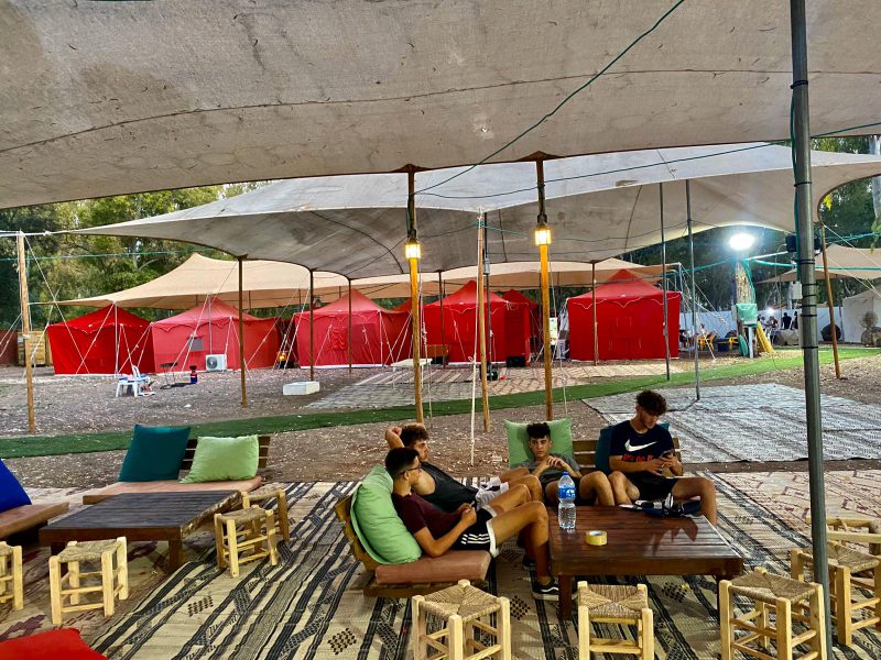 קמפינג אי שם - מתחם אירוח מרכזי 3